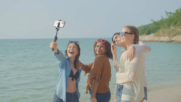 Grupo Jovens Mulheres Usando Telefones Celulares Para Tirar Selfies Praia — Fotografia de Stock