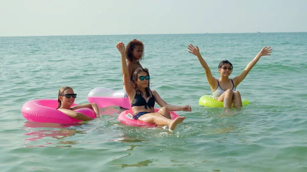 Eine Gruppe Teenager Mädchen Läuft Und Spielt Strand Für Ihren — Stockfoto