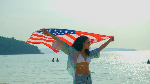 Mulheres Jovens Segurar Bandeiras Americanas Praia Mar Suas Férias Verão — Fotografia de Stock