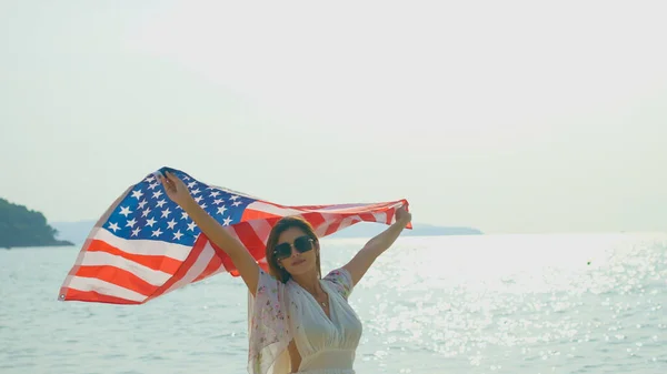Mujeres Jóvenes Sostienen Banderas Estadounidenses Playa Mar Sus Vacaciones Verano — Foto de Stock
