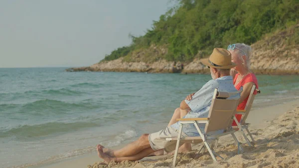 Par Ancianos Sentados Sillas Playa Viendo Sol Mar Sus Vacaciones — Foto de Stock