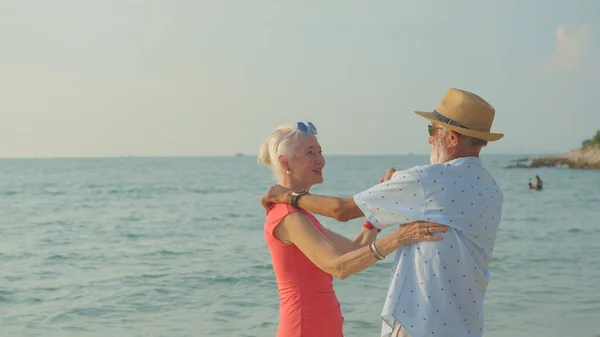 Dos Hombres Mujeres Ancianos Bailando Playa Sus Vacaciones Verano Sonríen —  Fotos de Stock