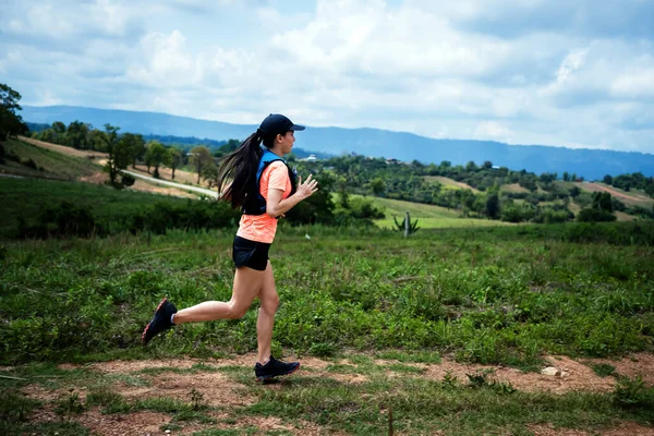 Young Women Active Trail Runners Top Mountain Afternoon Ultra Marathon — ストック写真