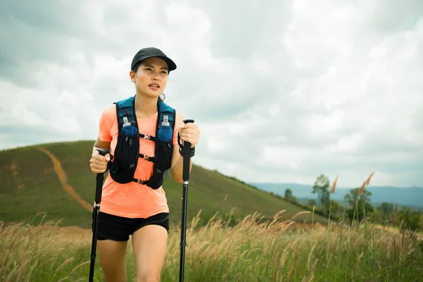 Young Women Active Trail Running Meadow Grassy Trail High Mountains — Stockfoto