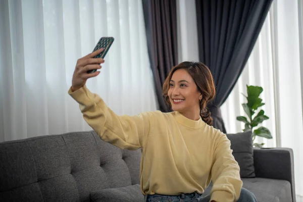 Asiatico Donna Seduta Divano Parlare Con Amico Video Chiamata Selfie — Foto Stock