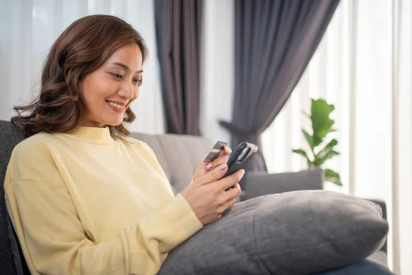 Akıllı Telefon Laptop Kullanan Kadınlar Çevrimiçi Alışveriş Kredi Kartıyla Ödeme — Stok fotoğraf