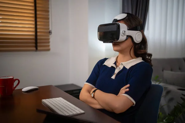 Engenheira Futurista Usa Óculos Realidade Virtual Trabalhando Com Holograma Futurista — Fotografia de Stock
