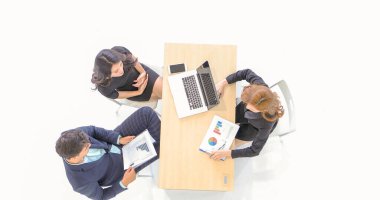 Modern ofiste birlikte çalışan genç iş adamları grubu kurun. Küçük grup bir şey tartışıyor.