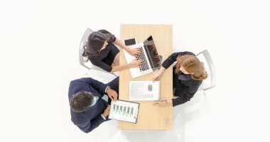 Modern ofiste birlikte çalışan genç iş adamları grubu kurun. Küçük grup bir şey tartışıyor.