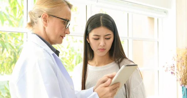 Asian Woman Patient Sitting Doctor Her Illness Showing Ray Results — Stock Photo, Image