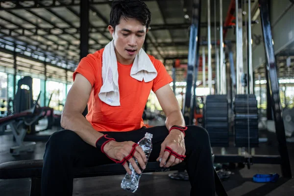 Aziatische Bodybuilder Man Zit Bank Het Drinken Van Water Ontspannen — Stockfoto