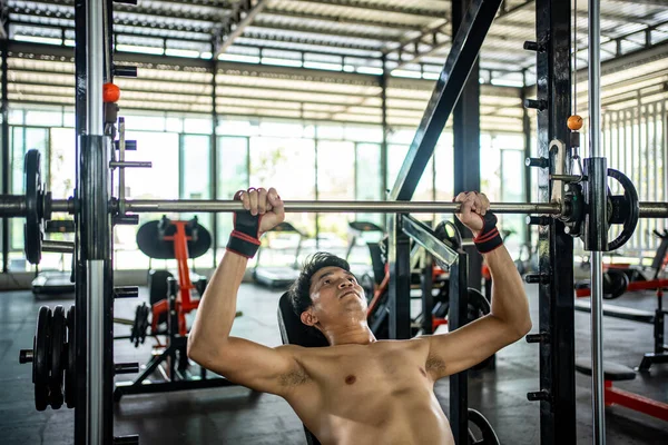 Man Doet Squat Oefeningen Met Een Lange Halter Sportschool — Stockfoto