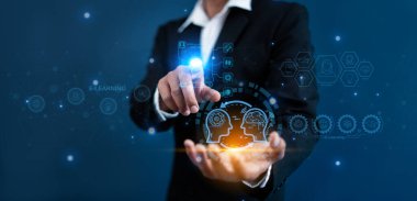 İşadamı, yapay zeka ile veri ve analiz üretmek için yapay zeka kullanıyor. Geleceğin teknoloji dönüşüm veri bağlantısı için akıllı robot yapay zeka kullanıyor. Yapay zekayla sohbet ediyor.