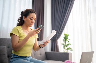 QR kod ödeme faturası için cep telefonu kullanan Asyalı kadın