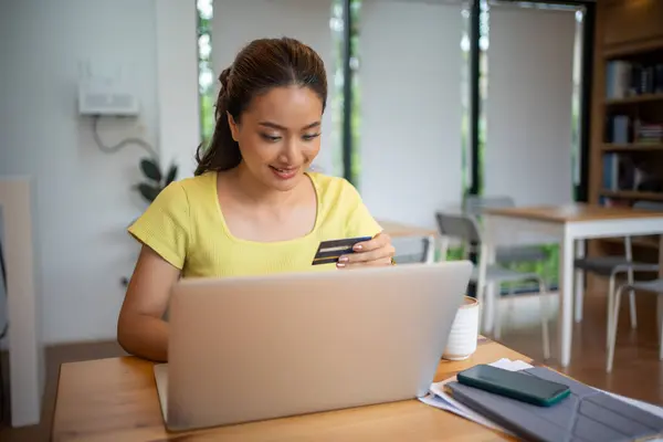 Азіатська Жінка Сидить Тримає Кредитну Картку Онлайн Покупки Ноутбуком Смартфоном Ліцензійні Стокові Зображення