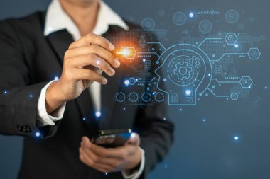 İş kadını, yapay zekayı dizüstü bilgisayarla belge yönetimi kavramında kullanıyor. İş adamı Ai Tech, El-Fütüristik Teknoloji ile Sanal Grafik Küresel İnternet Bağlantısı Sohbeti gösteriyor.