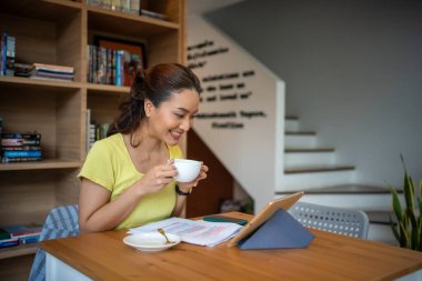 Genç bir kadın evdeki bilgisayarda video görüşmesi yapıyor. İş videosu konferansı..