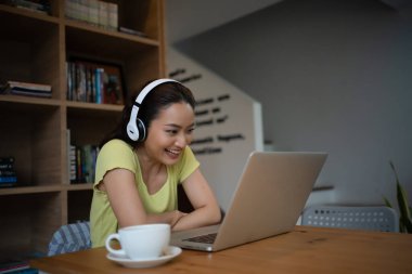 Genç bir kadın evdeki bilgisayarda video görüşmesi yapıyor. İş videosu konferansı..