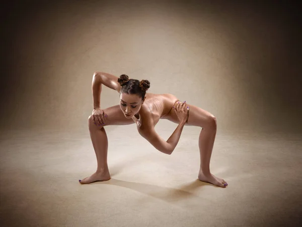Gyönyörű Meztelen Szexi Fitness Lány Nagy Alakja Hajlító Tökéletes Testét — Stock Fotó