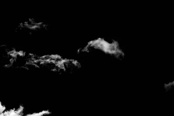 デザインとレタッチのための本物の雲と空のハイレゾテクスチャ 画面ブレンドモードで背景レイヤーとして追加および編集するための黒の背景に本物の雲の抽象的な写真テクスチャ — ストック写真