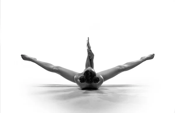 美丽性感的健身女孩 身材魁梧 完美的双腿在瑜伽室摆出瑜伽姿势 黑白版本 — 图库照片