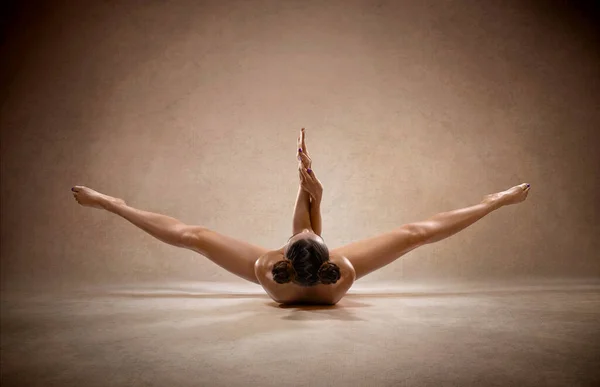 Beautiful Sexy Fitness Girl Great Figure Flexing Her Perfect Legs —  Fotos de Stock