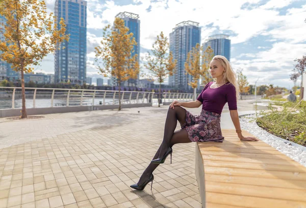 Mooi Blond Meisje Met Perfecte Benen Zwarte Panty Schoenen Met — Stockfoto