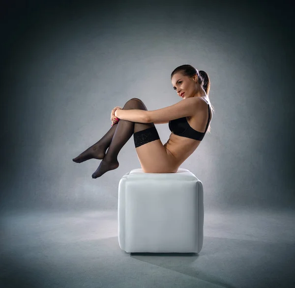 Krásná Žena Perfektní Nohy Černé Punčochy Spodní Prádlo Sedí Pózuje Royalty Free Stock Obrázky