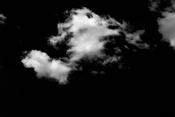 用于设计和重排的真正的云和天空高清晰的纹理 作为屏幕混合模式中的背景层添加和编辑的黑色背景上的真实云的抽象照片纹理 — 图库照片