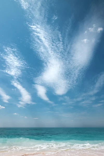 Тропічний Ранок Красивими Хмарами Хвилями Бірюзового Океану Широкий Кут Ландшафту — стокове фото