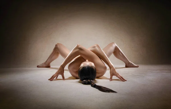 美丽的裸体性感的健身女孩与伟大的身材弯曲她完美的身体在瑜伽工作室的姿势 蜘蛛摆姿势 — 图库照片