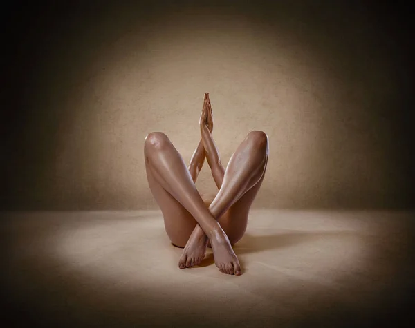 Прекрасна Сексуальна Пристосованка Великою Фігурою Вигинає Ноги Тіло Позі Йоги — стокове фото