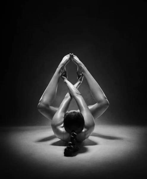 美丽的裸体性感的健身女孩与伟大的身材弯曲她完美的身体在瑜伽工作室的姿势 蜘蛛的姿势 黑白照片 — 图库照片