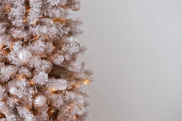 装飾された現代のクリスマスツリーとクリスマスの背景 — ストック写真