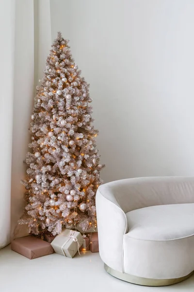 ソファとクリスマスツリーとモダンな光のインテリア — ストック写真
