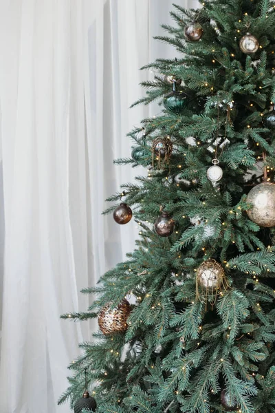 Χριστουγεννιάτικο Φόντο Διακοσμημένο Σύγχρονο Χριστουγεννιάτικο Δέντρο — Φωτογραφία Αρχείου