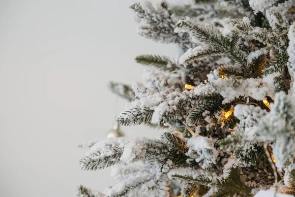 装飾された現代のクリスマスツリーとクリスマスの背景 — ストック写真