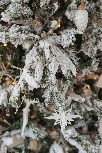 飾られたクリスマス ツリーのクローズ アップ — ストック写真