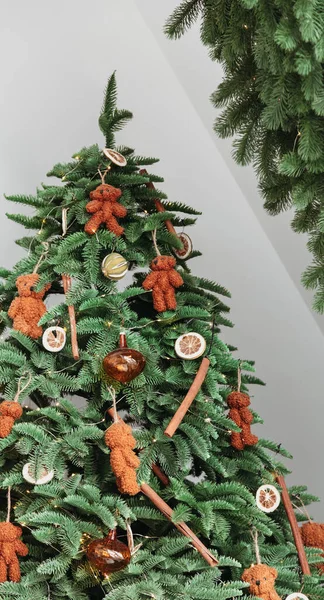 有装饰的现代圣诞树的圣诞背景 — 图库照片