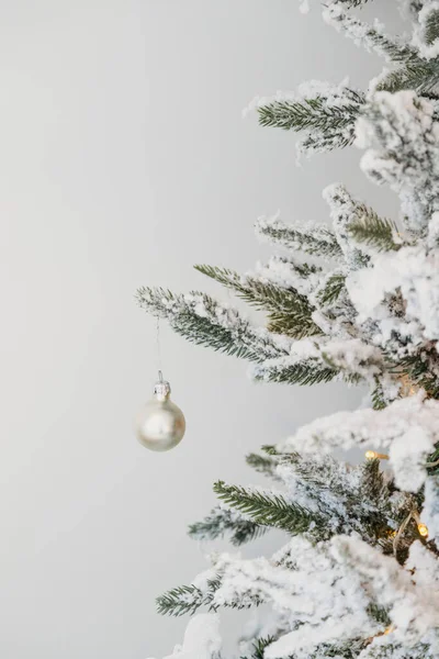 Noel Arkaplanı Dekore Edilmiş Modern Noel Ağacı — Stok fotoğraf