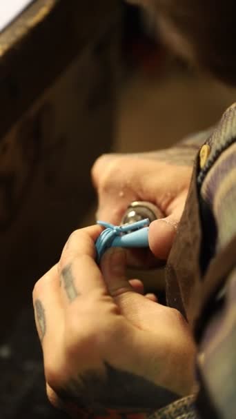 Orang Yang Bekerja Pada Kerajinan Resin Bengkel Dengan Engraver — Stok Video