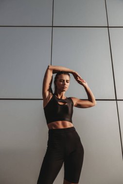 Güneşli yaz gününde açık havada bronzlaşmış beyaz bir kadın.