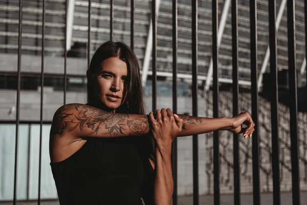 Hermosa Mujer Caucásica Bronceada Forma Joven Con Tatuaje Haciendo Ejercicio — Foto de Stock