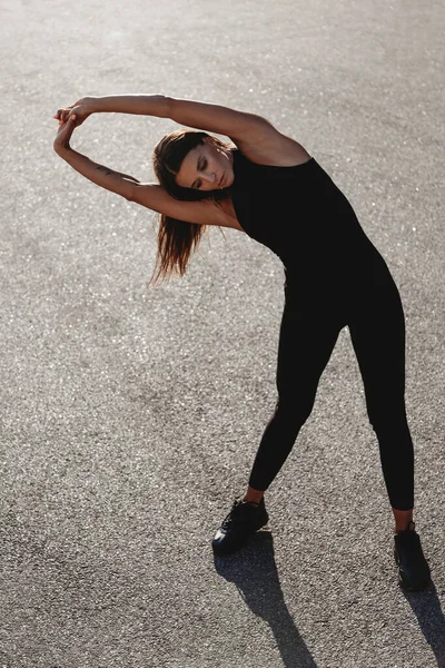 Bela Jovem Ajuste Bronzeado Caucasiano Mulher Exercitando Livre Verão Ensolarado — Fotografia de Stock
