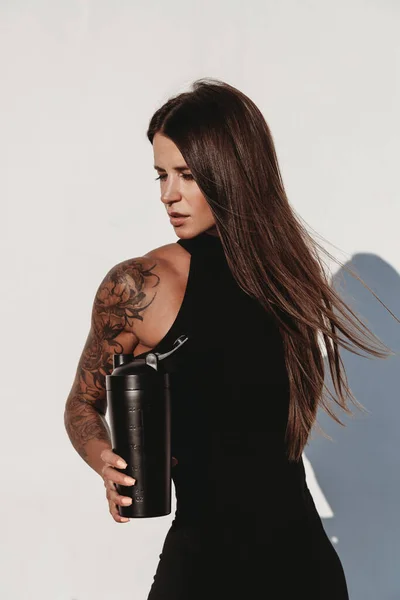 Hermosa Mujer Caucásica Bronceada Forma Joven Con Tatuaje Sosteniendo Agitador — Foto de Stock