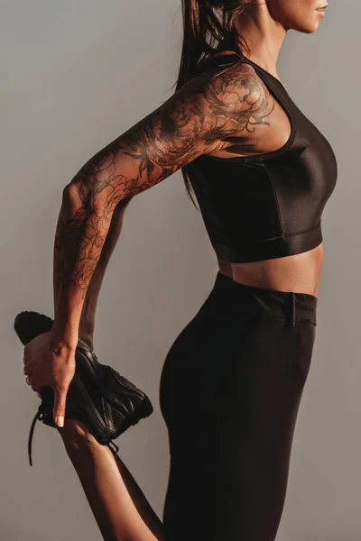 Imagen Una Hermosa Mujer Caucásica Bronceada Forma Joven Con Tatuaje — Foto de Stock
