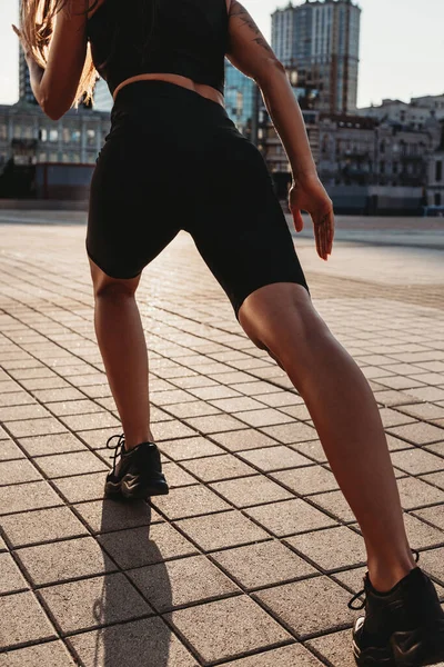 Crop Wstecz Widok Piękny Młody Dopasowanie Opalony Kaukaski Kobieta Ćwiczenia — Zdjęcie stockowe