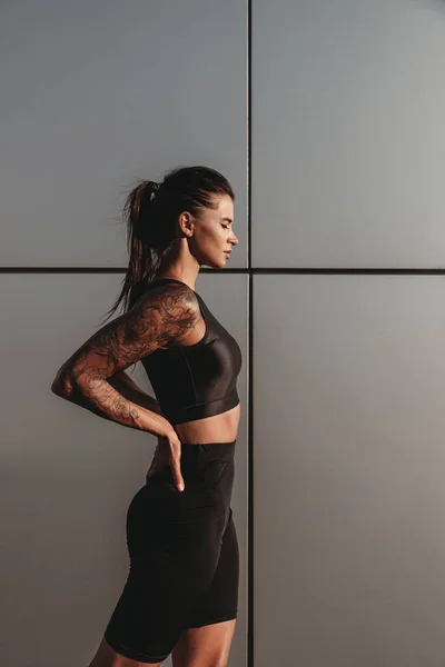Hermosa Joven Forma Bronceada Mujer Caucásica Tatuada Con Pelo Largo Imagen De Stock