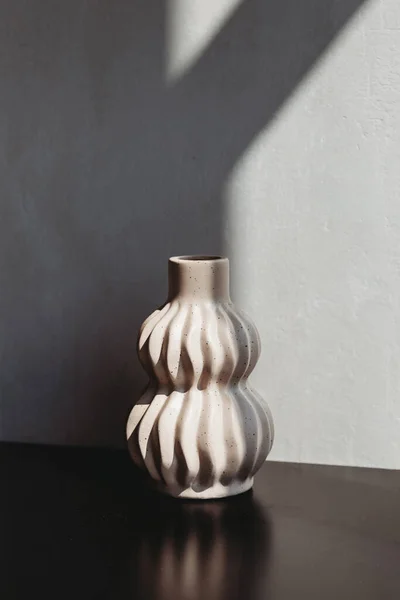 Beige Ribbed Vas Keramik Atas Meja Menyalin Ruang Untuk Teks — Stok Foto