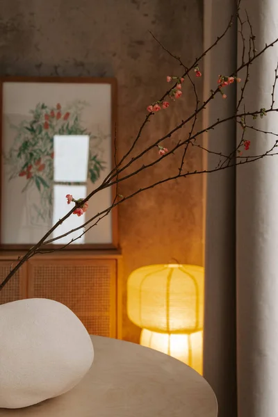 Interior Ruang Tamu Modern Dengan Vas Bunga Dan Cabang Sakura — Stok Foto